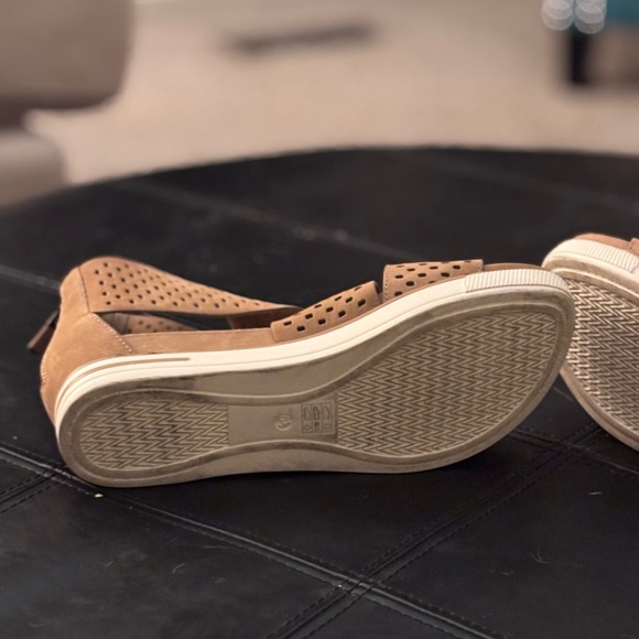 Eileen Fisher Sandals The Voice Perforated Camel Suede Comfort Wedge Size 6.5. - Picture 6 of 8